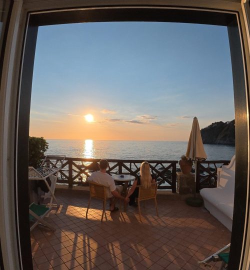 Paar beim Sonnenuntergang auf der Veranda in Ischia